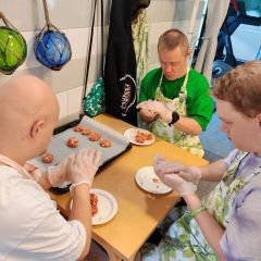 Lihapullien pyöritystä